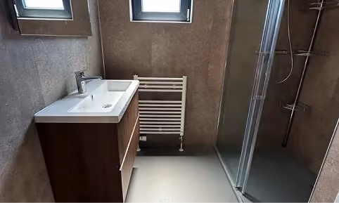 Badezimmer im Cube Exclusif 14 mit bodenebener Dusche