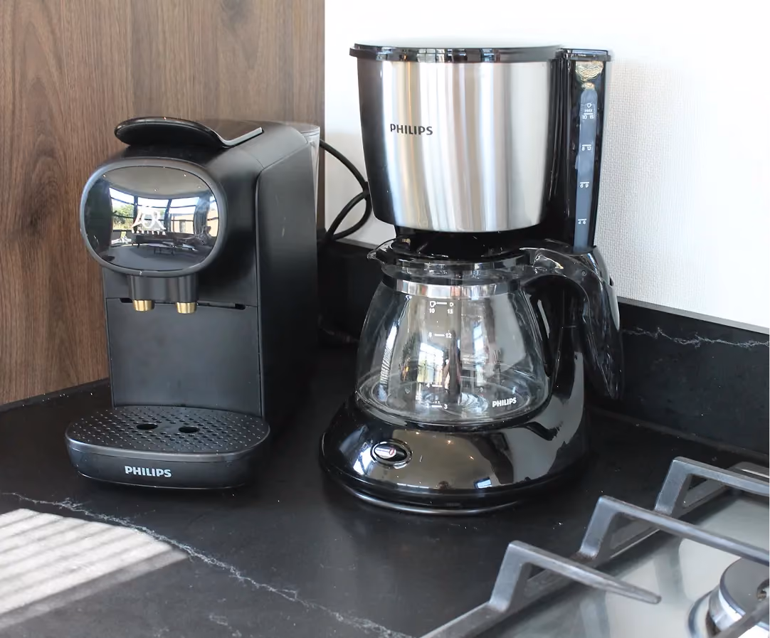 Kapsel- und Filterkaffeemaschine in der Küche des Cube Exclusif 14