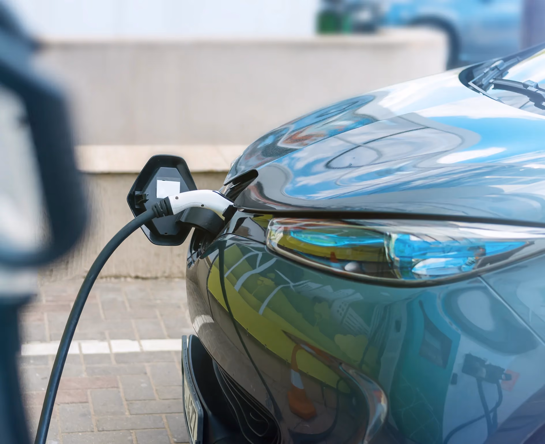 E-Auto an einer Ladestation im EuroParcs De Zeeuwse Duinen