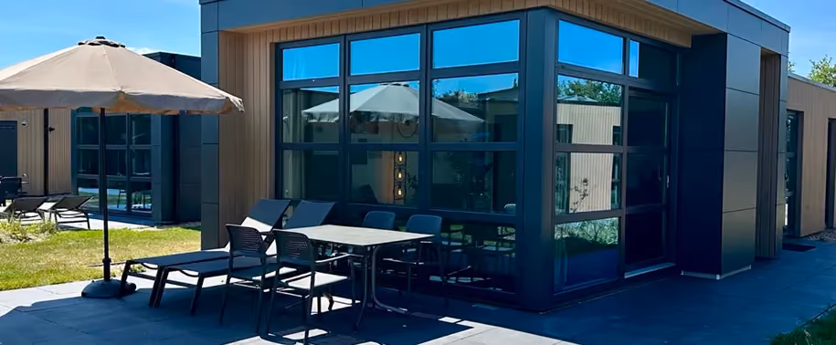 Außenbereich und Terrasse des Cube Exclusif 14 in Westkapelle