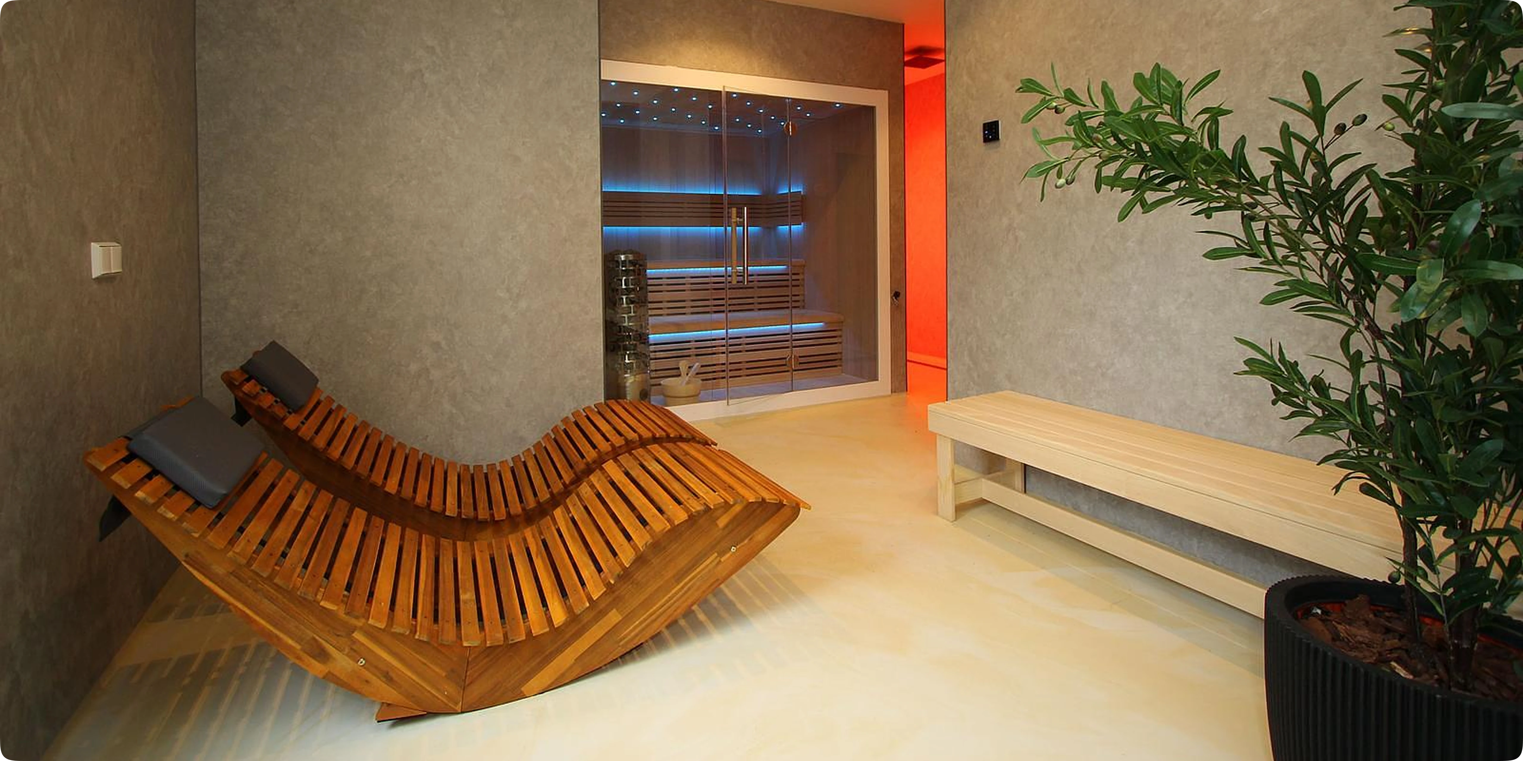 Ruhebereich mit Holzliegen und Sauna im Wellnessbereich des EuroParcs De Zeeuwse Duinen