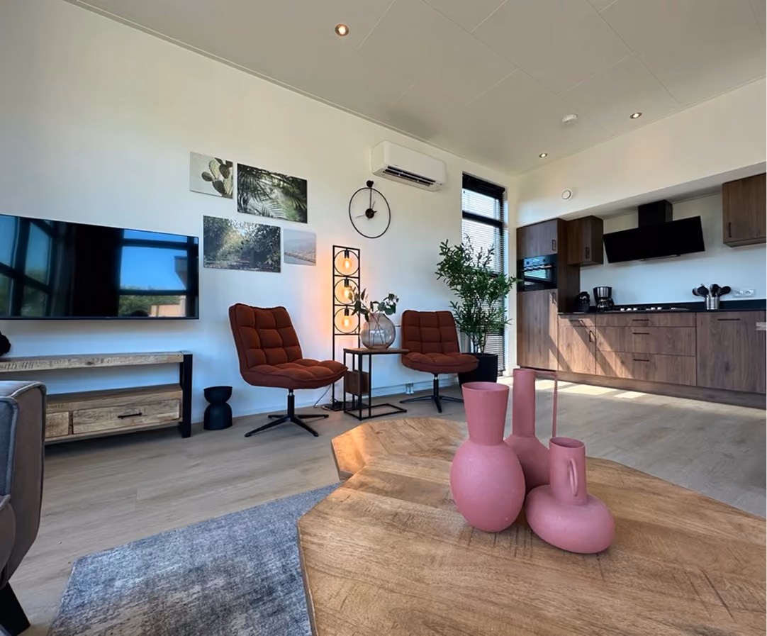 Wohnbereich mit TV und Sesseln im Cube Exclusif 14