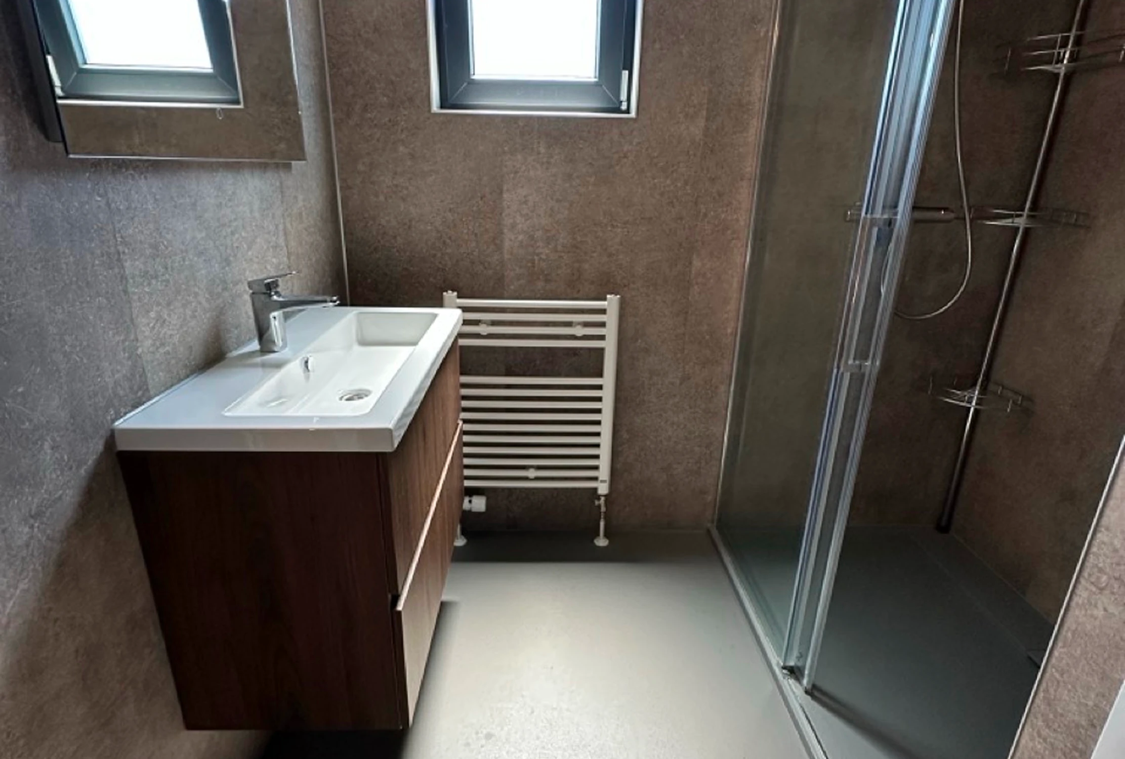 Badezimmer im Cube Exclusif 14 mit Waschbecken und bodenebener Dusche