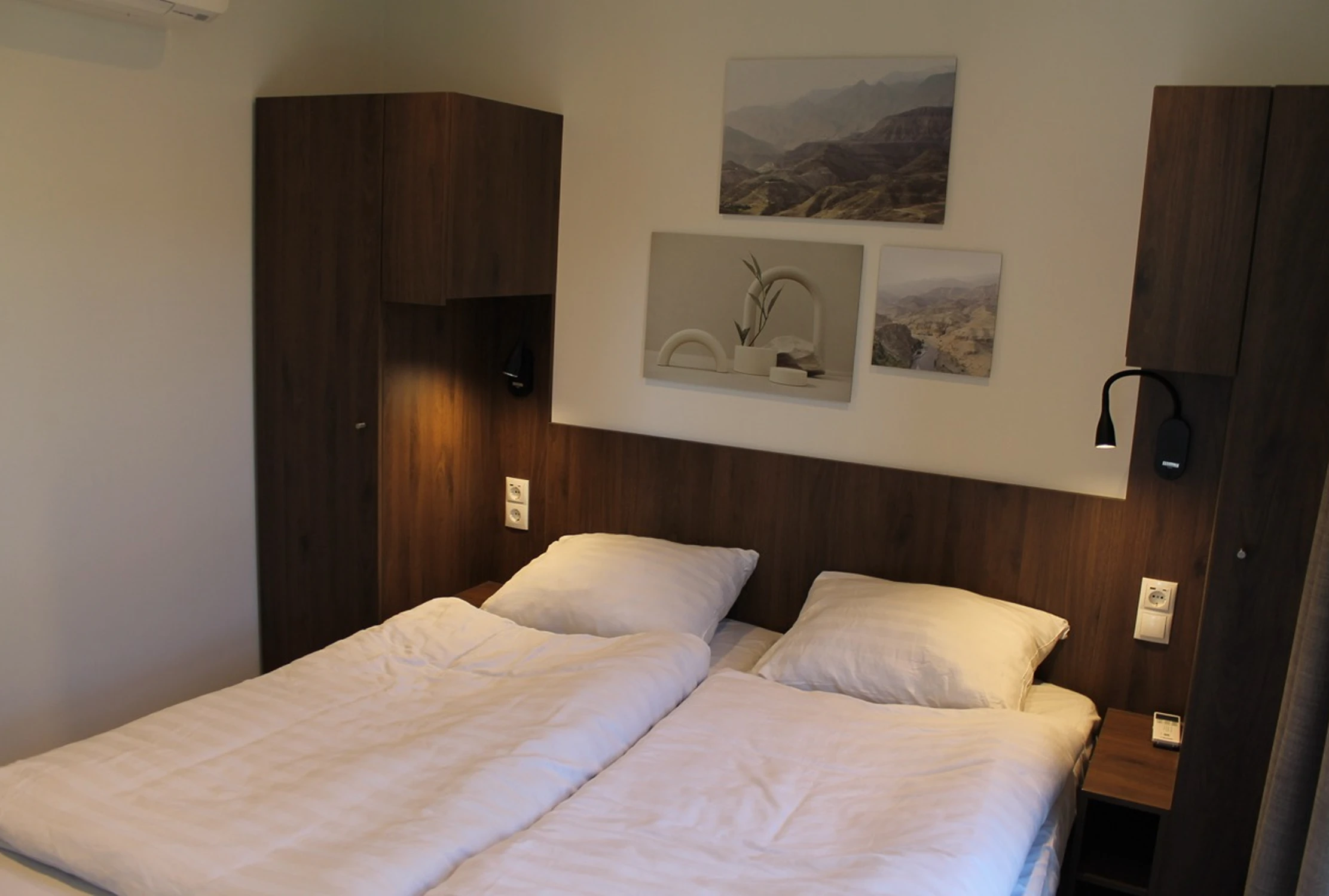 Schlafzimmer 1 im Cube Exclusif 14 mit zwei zusammengestellten Einzelbetten