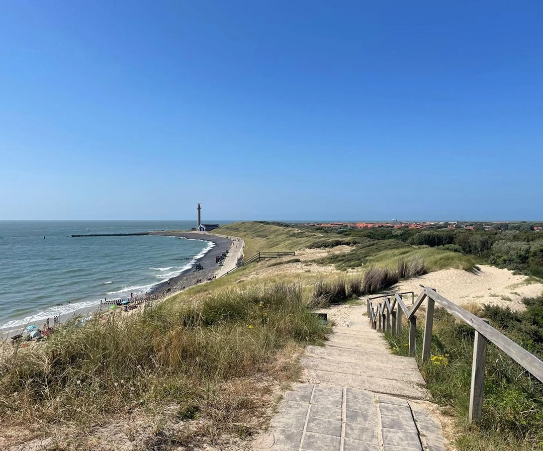 Dünenweg und Küste von Westkapelle mit Blick zum Leuchtturm