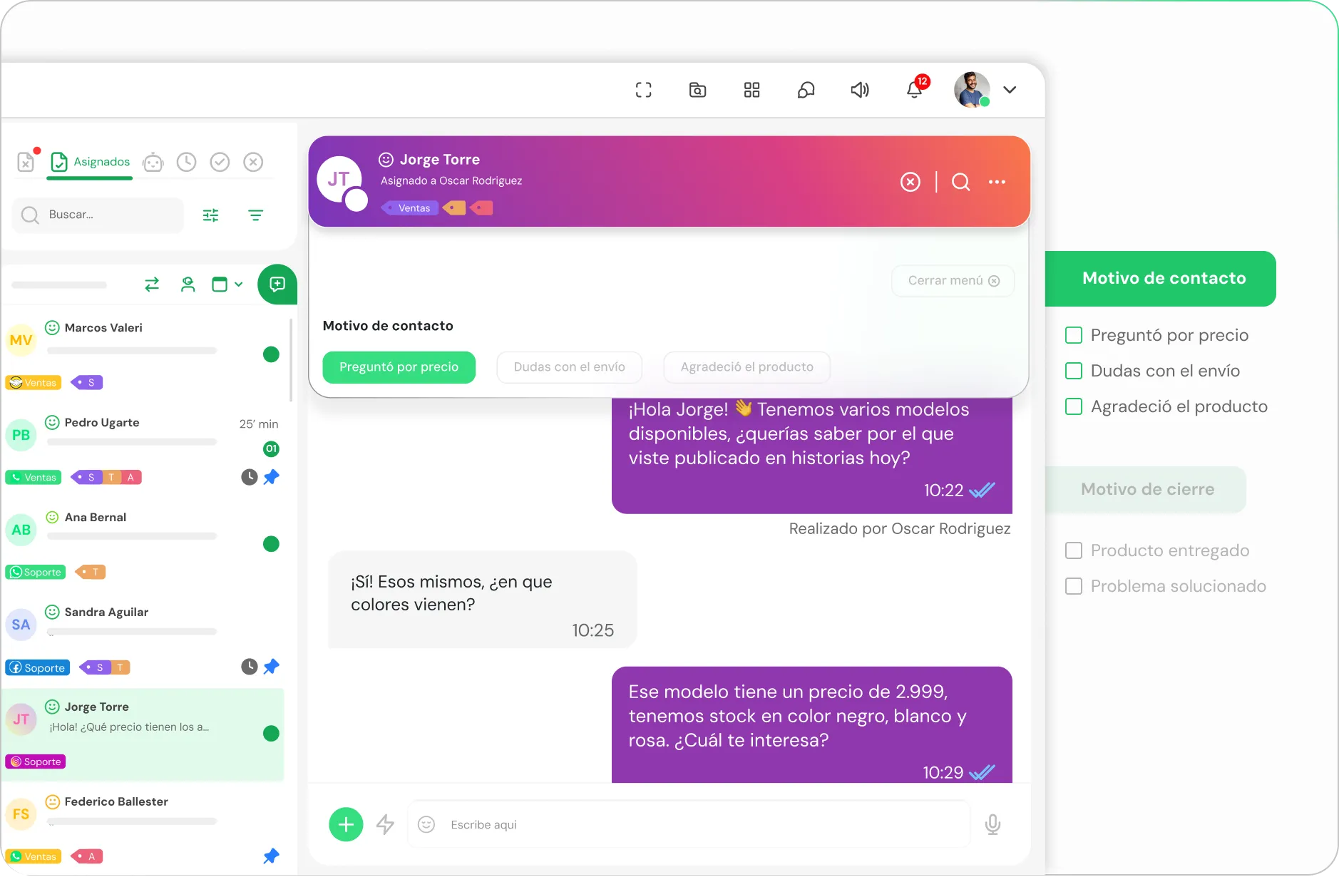 Chat interface showing a conversation about product prices and colors, with contact reasons and closure reasons options in Spanish.