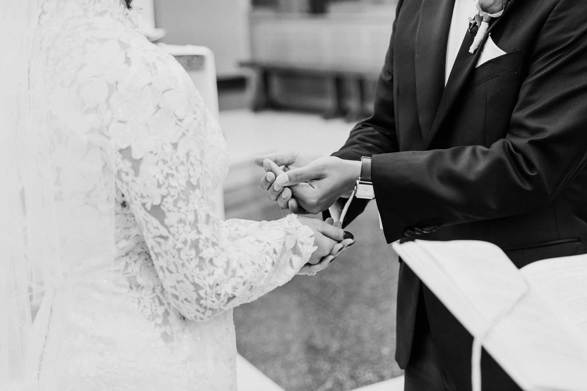 Austin wedding photographer captures bride and groom exchanging rings during ceremony – Moments by Marcela