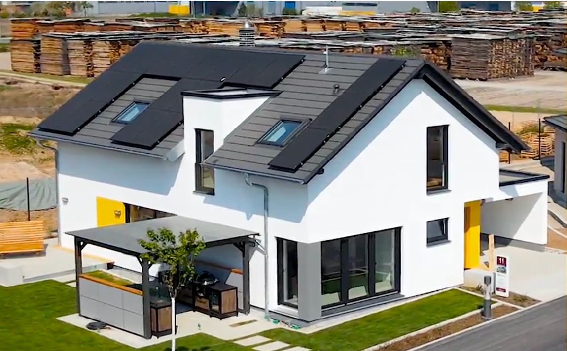 Einfamilienhaus mit Satteldach, weißer Fassade, Solarpanels, überdachter Terrasse und integrierter Garage
