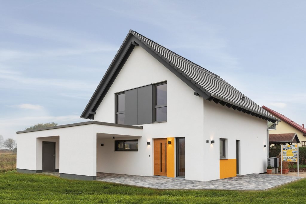 Einfamilienhaus mit Satteldach und integrierter Garage, weiße Fassade mit orangefarbenen Akzenten