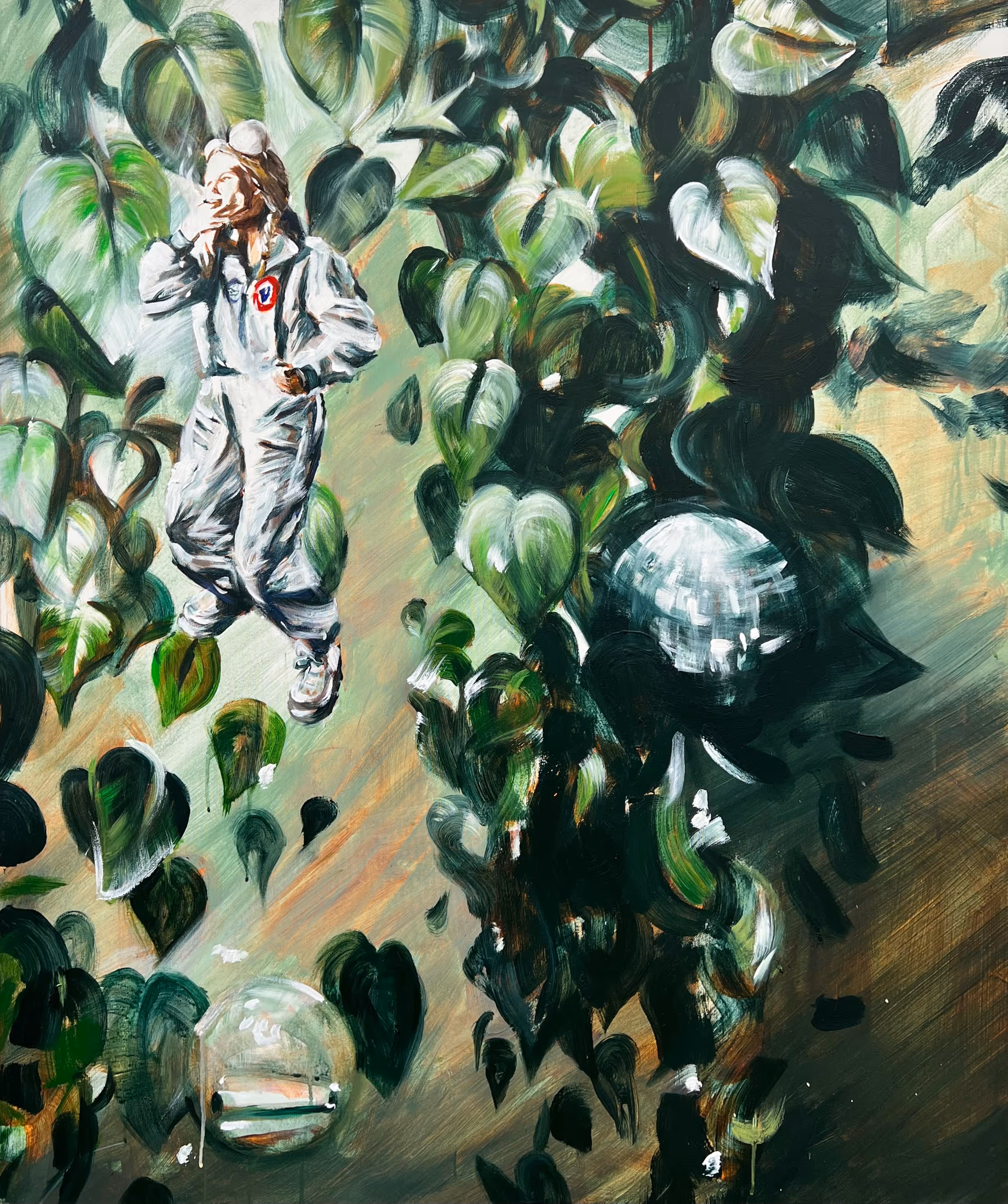 Schilderij van een persoon in een witte ruimtepak die lijkt te zweven tussen grote groene bladeren en twee reflecterende bollen.