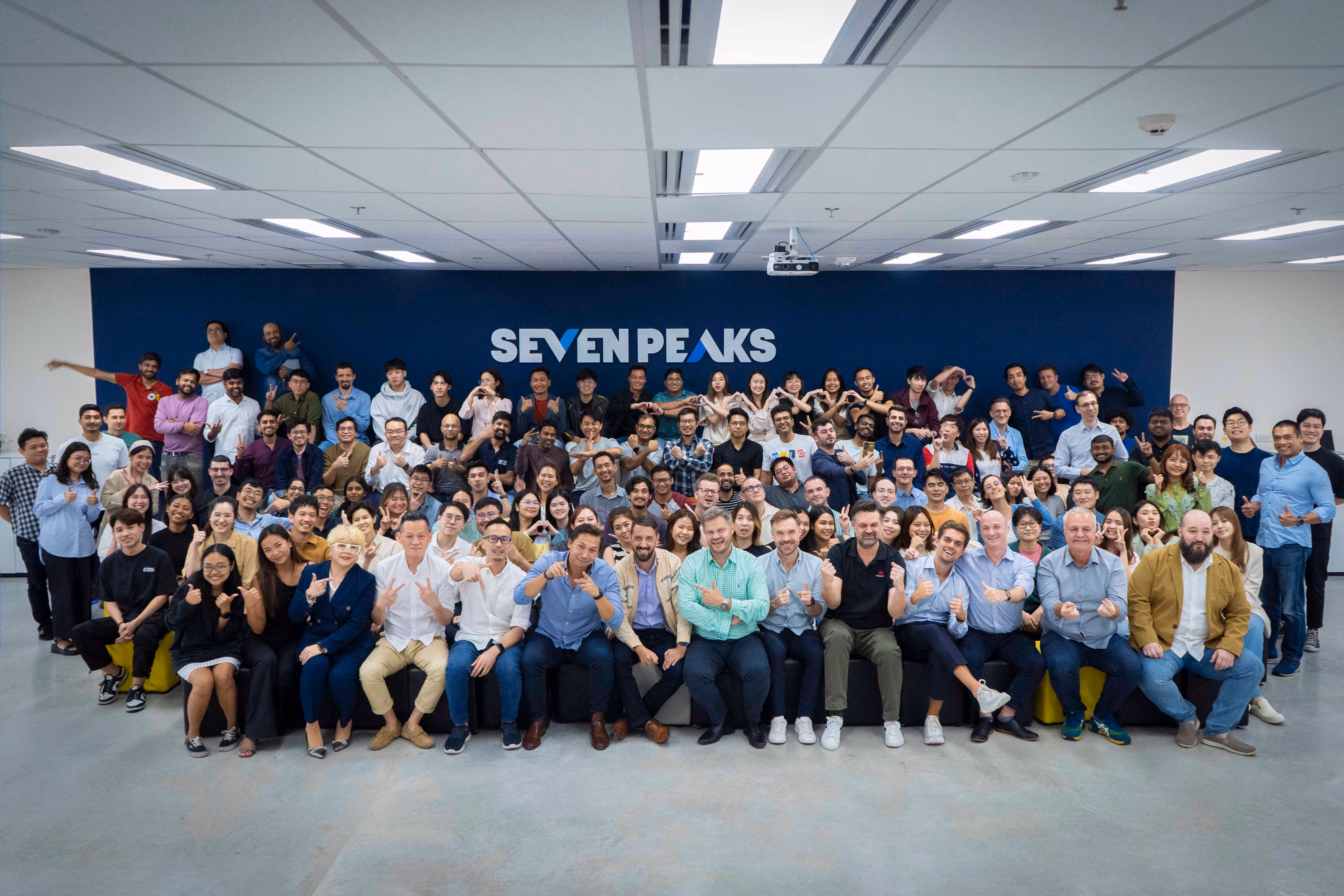 Gruppebilde med alle ansatte i Seven Peaks Thailand