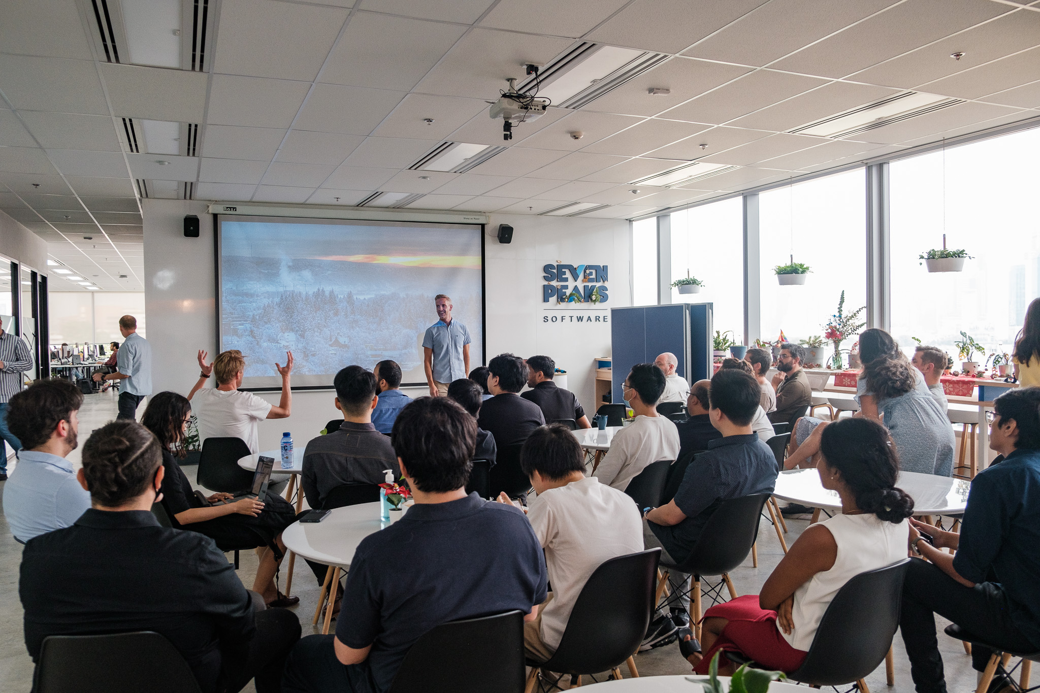 Leiv Faser holder foredrag foran ansatte i Seven Peaks Thailand og Norge i Bangkok.