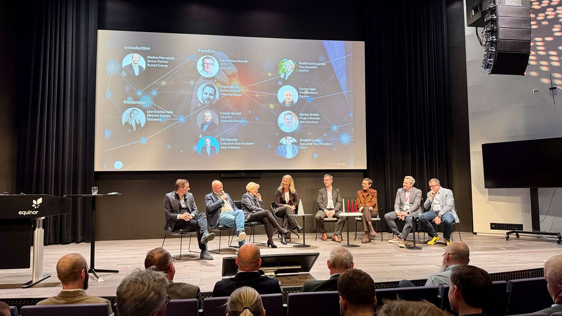 Bilde av scene med åtte personer i en panelsamtale på DISC Show & Tell 2025