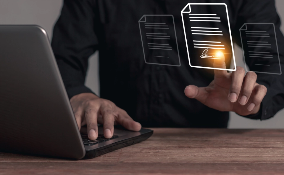 Person tippt auf Laptop und berührt virtuellen digitalen Vertragsvertrag mit Unterschrift.