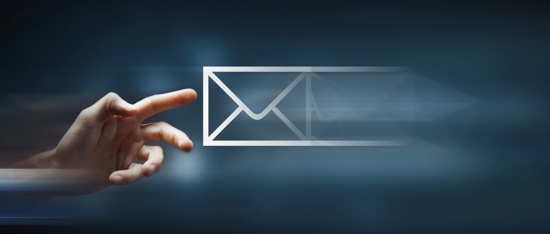 Hand zeigt auf ein stilisiertes schnell bewegtes E-Mail-Symbol vor blauem Hintergrund.