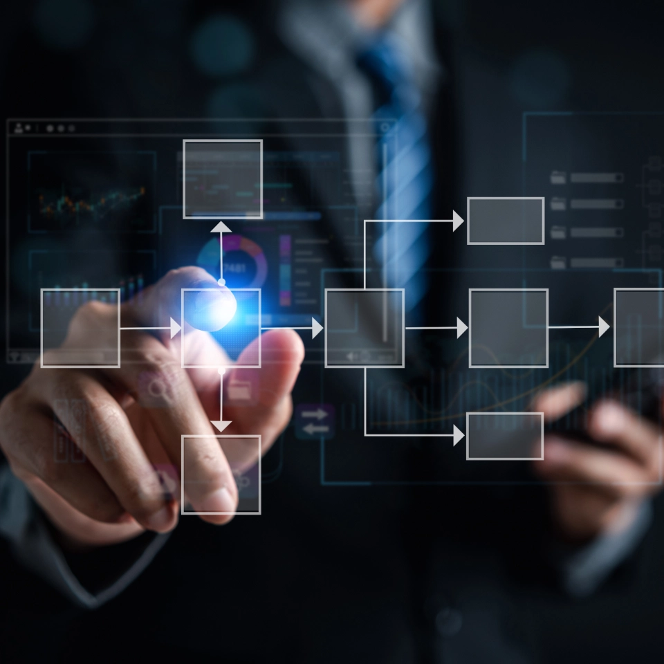 Geschäftsmann im Anzug berührt ein digitales Flussdiagramm mit leuchtenden Verbindungspunkten.