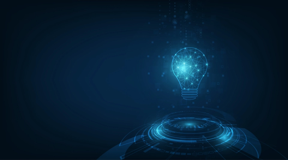 Digital leuchtende Glühbirne aus vernetzten Punkten und Linien über einem futuristischen holografischen Interface auf blauem Hintergrund.