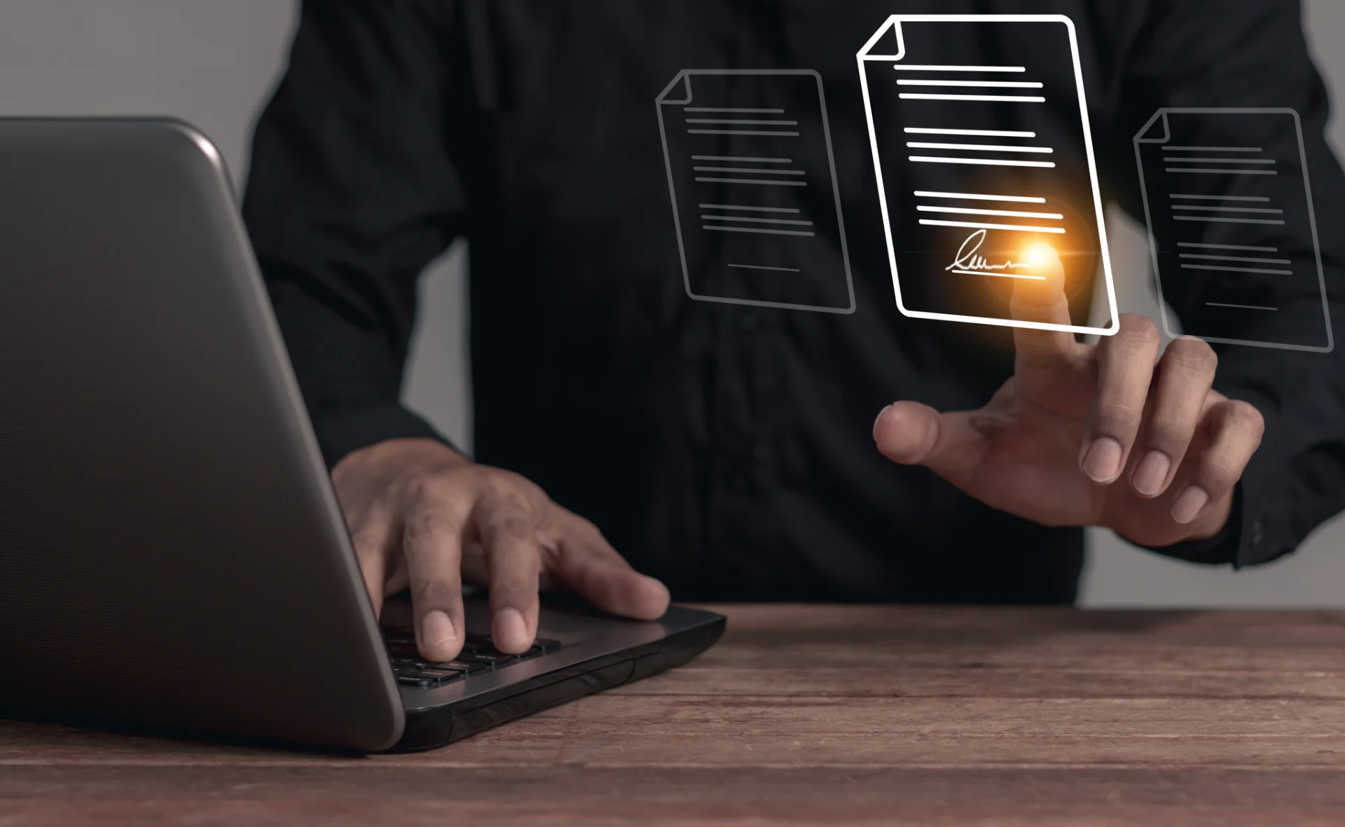 Person tippt auf Laptop und berührt virtuellen, leuchtenden unterschriebenen Dokumenten-Icon auf Holzschreibtisch.