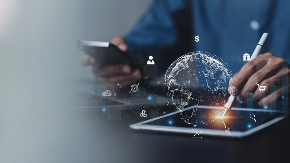 Person nutzt Tablet mit digitalem Globus und Icons für Wirtschaft, Technologie und Kommunikation.