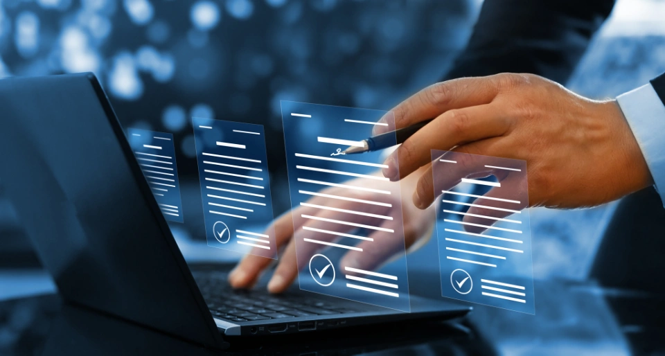 Person tippt auf Laptop-Tastatur mit schwebenden digitalen Dokumenten und Signatur-Icons.