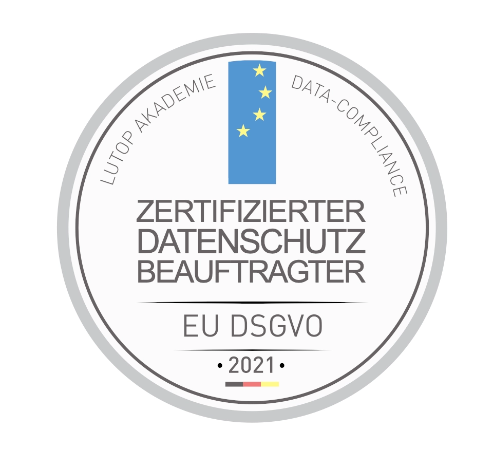 Siegel mit der Aufschrift 'Zertifizierter Datenschutzbeauftragter EU DSGVO 2021' von Lutop Akademie Data-Compliance, mit blauem Rechteck und gelben Sternen.