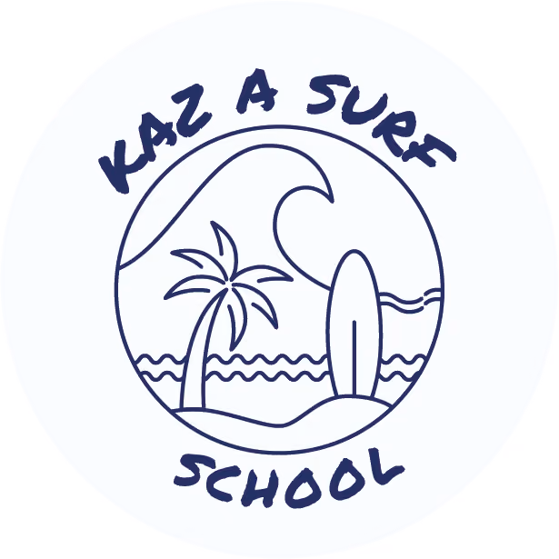 Logo de Kaz a Surf School avec une vague, une planche de surf et un palmier dans un cercle.