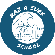 Logo bleu canard d'une école de surf avec vague, palmier et planche de surf.