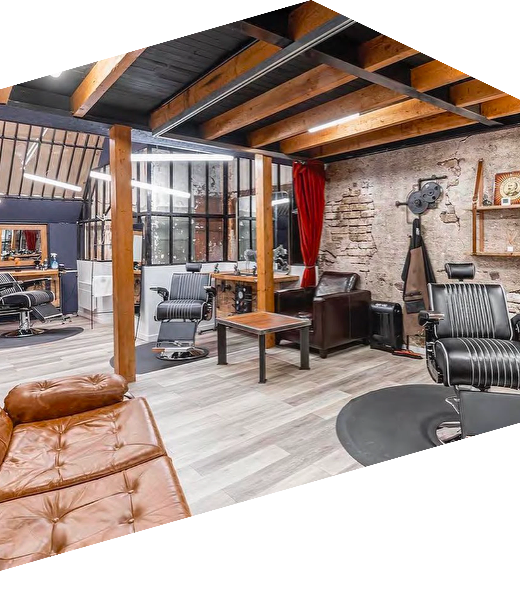 Vue panoramique de l intérieur du salon INDUSTRIE Barbers Lyon avec verrière et poutres