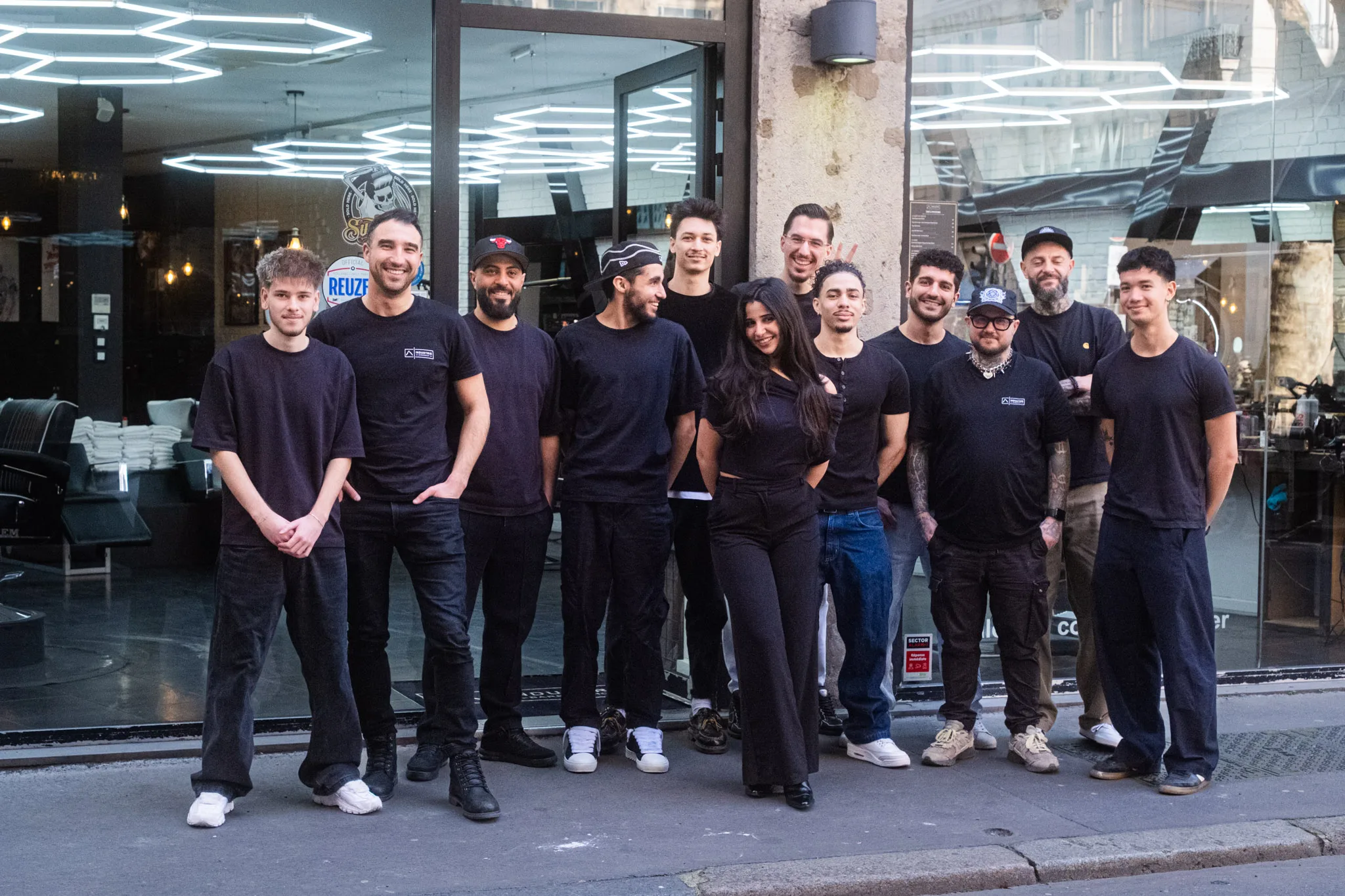 Photo d équipe en extérieur devant le salon INDUSTRIE Barbers Lyon