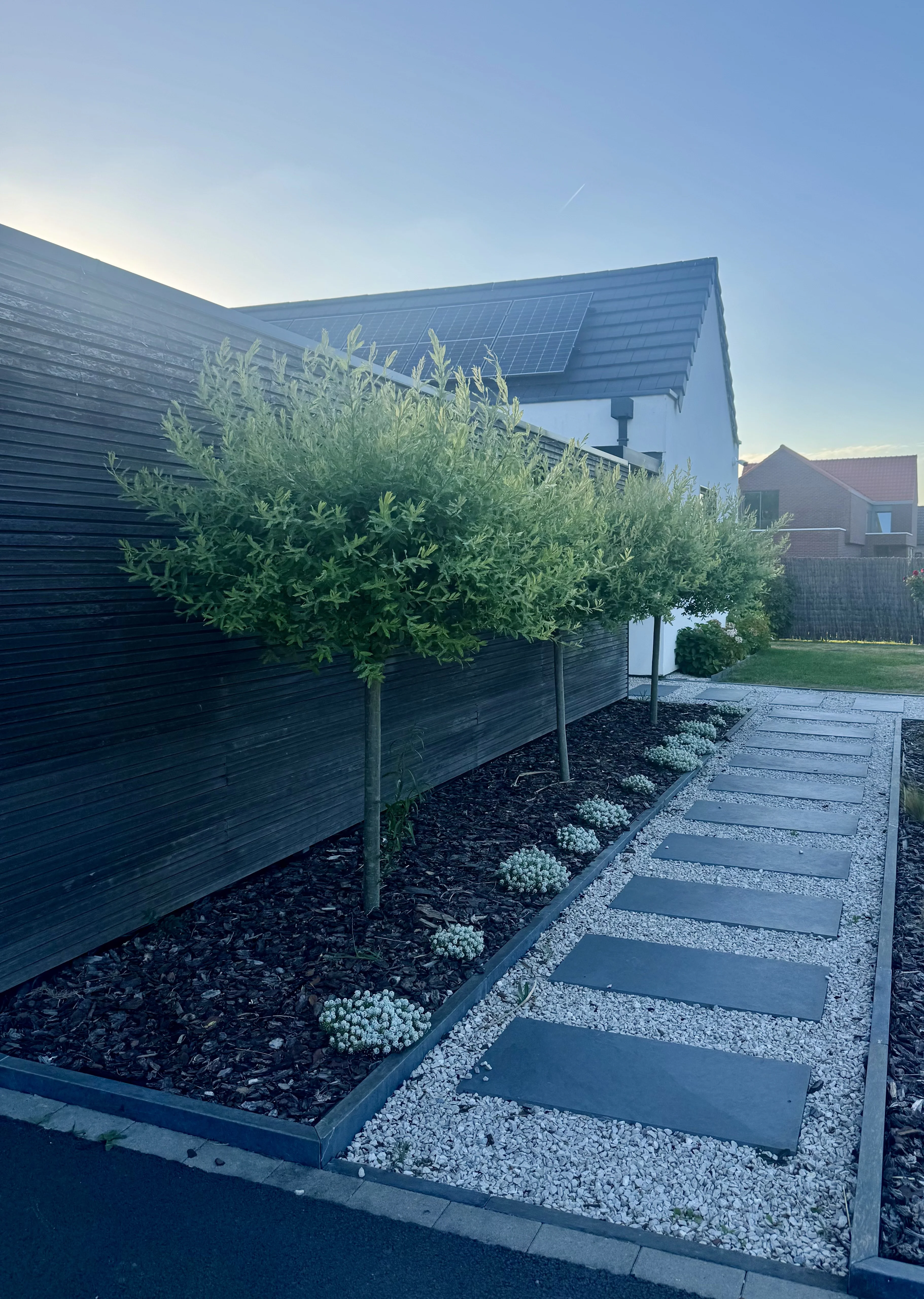 aménagement d'un jardin avec décoration caillou, gravier, arbres décoration Leers