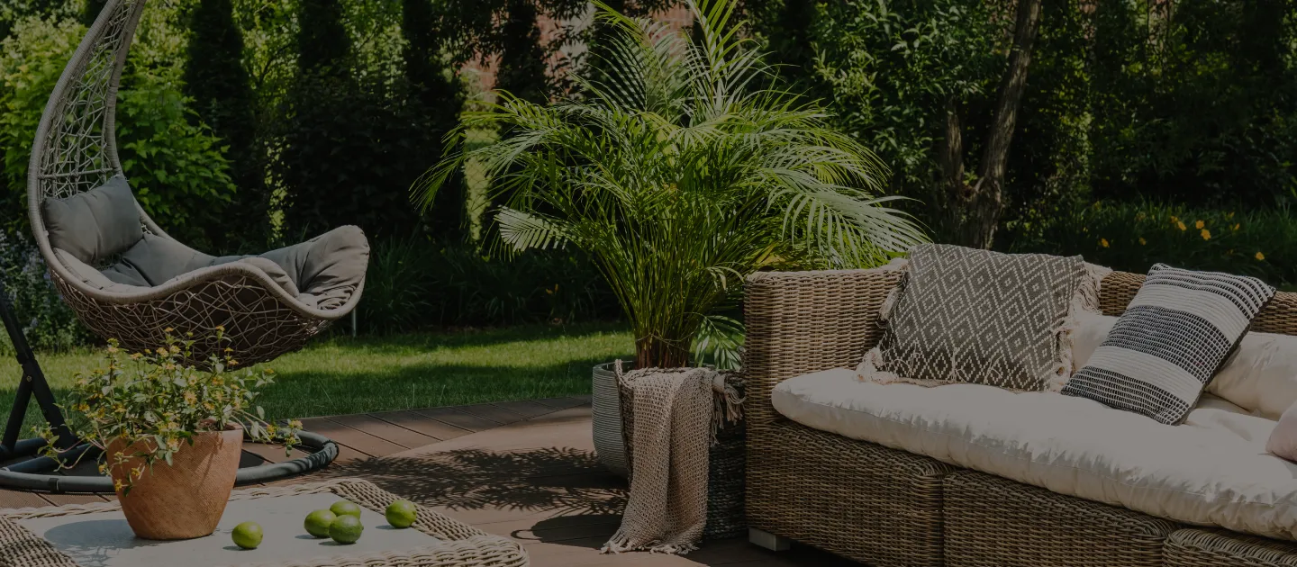 projet jardin à croix dans le nord avec tonte pelouse, taille haie, jardinerai de fleurs au rateau vert