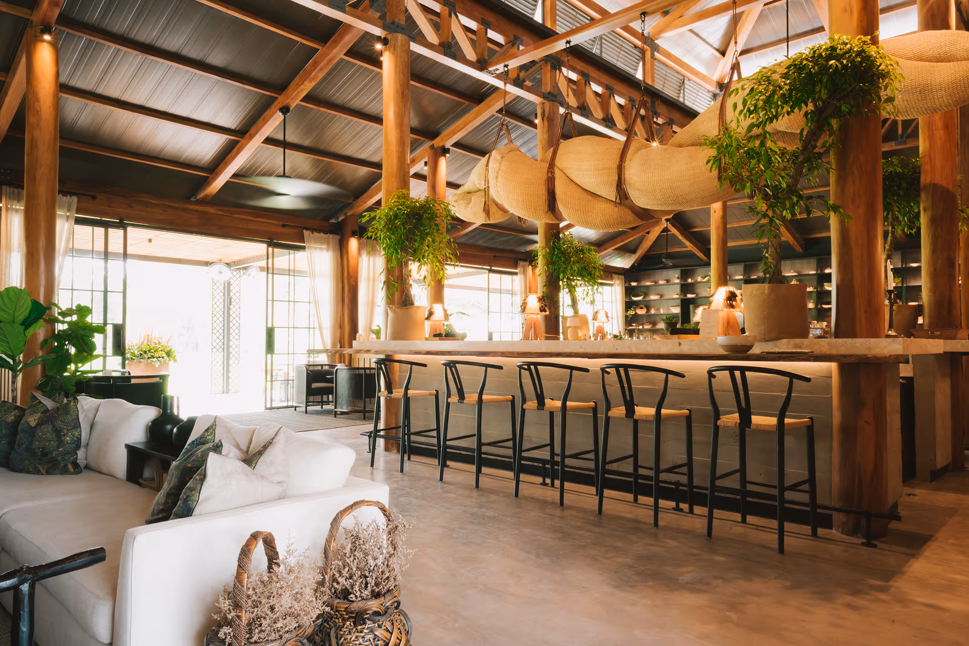 El bar salón luminoso y rústico de Hacienda La Danesa cuenta con muebles de madera y decoración artesanal.