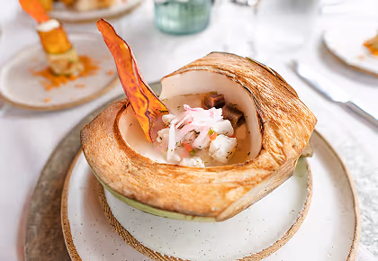 Ceviche fresco servido con cáscara de coco en Hacienda La Danesa.