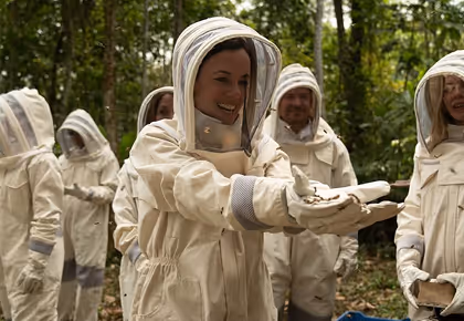 Experiencia apícola en trajes de protección en Hacienda La Danesa.
