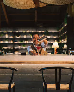 Camarero preparando un cóctel exclusivo en el bar Hacienda La Danesa.