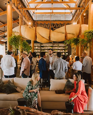 Los huéspedes disfrutan del ambiente acogedor del bar salón de Hacienda La Danesa.