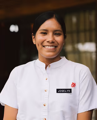 Retrato de Joselyn, una sonriente miembro del personal de Hacienda La Danesa.