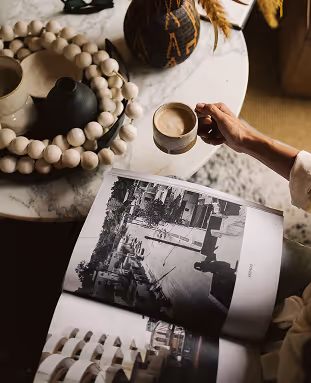 Momento relajante con un café y un libro en un salón de Hacienda La Danesa.
