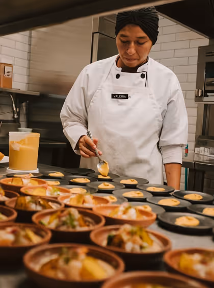 Chef Valeria precisely preparing appetizers in the Hacienda La Danesa kitchen.
