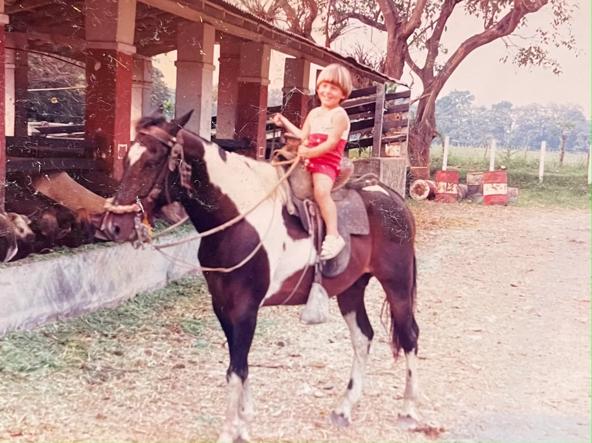 Niño montando a caballo durante una estancia familiar en Hacienda La Danesa.