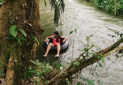 Momento relajante en un tubo en el río sombreado de Hacienda La Danesa.