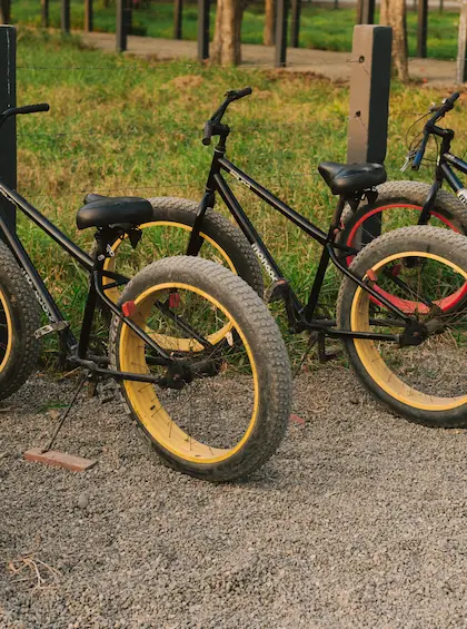 Una fila de bicicletas se alineó ordenadamente en Hacienda La Danesa, con un exuberante y verde paisaje campestre como telón de fondo.