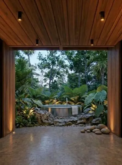Corredor abierto del Wellness Center de Hacienda La Danesa con iluminación cálida y vista al jardín
