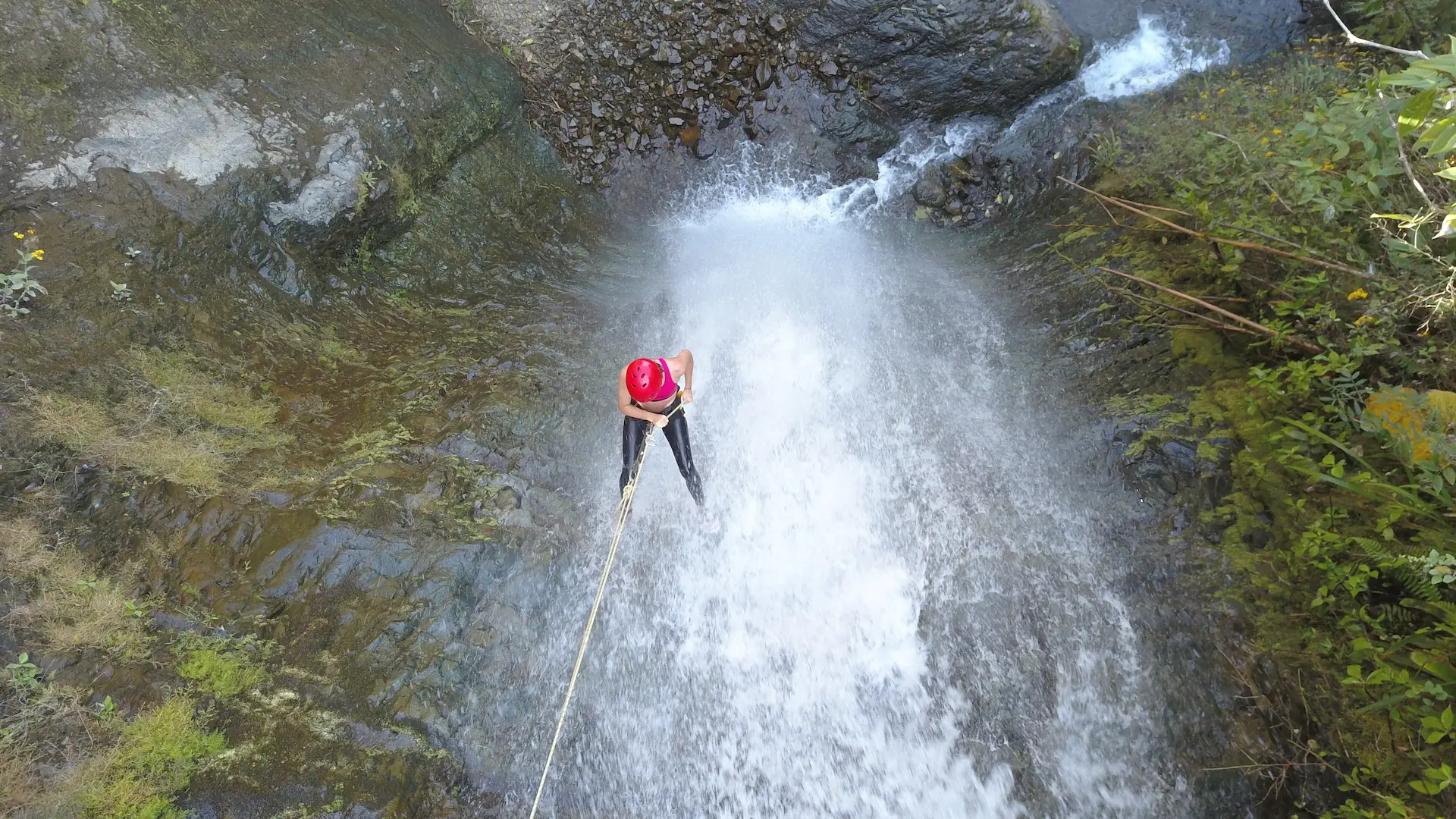 Descender en rappel por una cascada natural en Hacienda La Danesa.