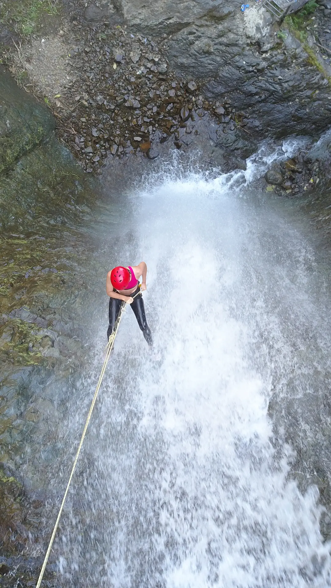 Descender en rappel por una cascada natural en Hacienda La Danesa.