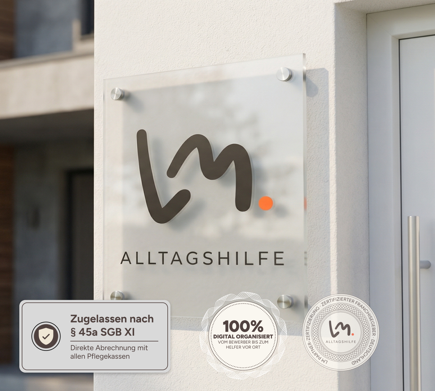 Schild mit Logo 'lm. ALLTAGSHILFE' an weißer Wand neben Türgriff eines Eingangs.
