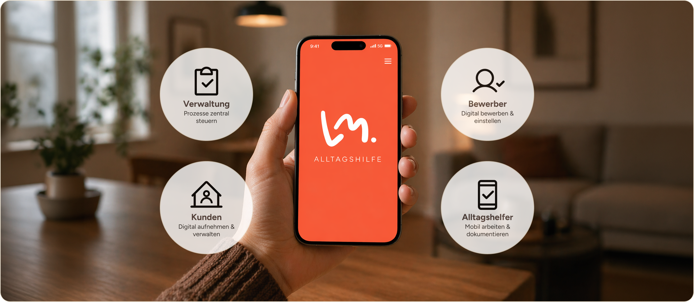 Hand hält Smartphone mit Alltagshilfe-App, umgeben von Kreisen mit Funktionen Verwaltung, Bewerber, Kunden, Alltagshelfer.