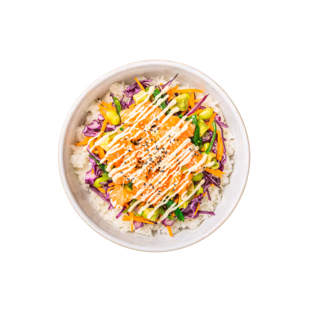 Schüssel mit Reis, rotem Kohl, Karotten, Avocado, Mais, Lachsstücken und einer weißen Sauce, garniert mit schwarzen Sesamsamen.