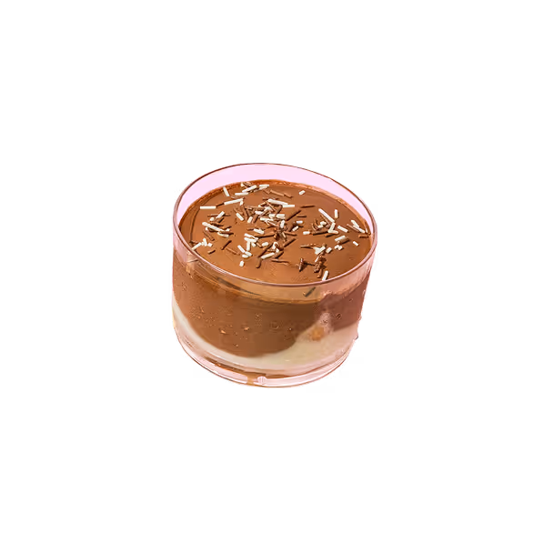 Glas mit zweischichtiger Schokoladenmousse, garniert mit Schokoladenstreuseln.