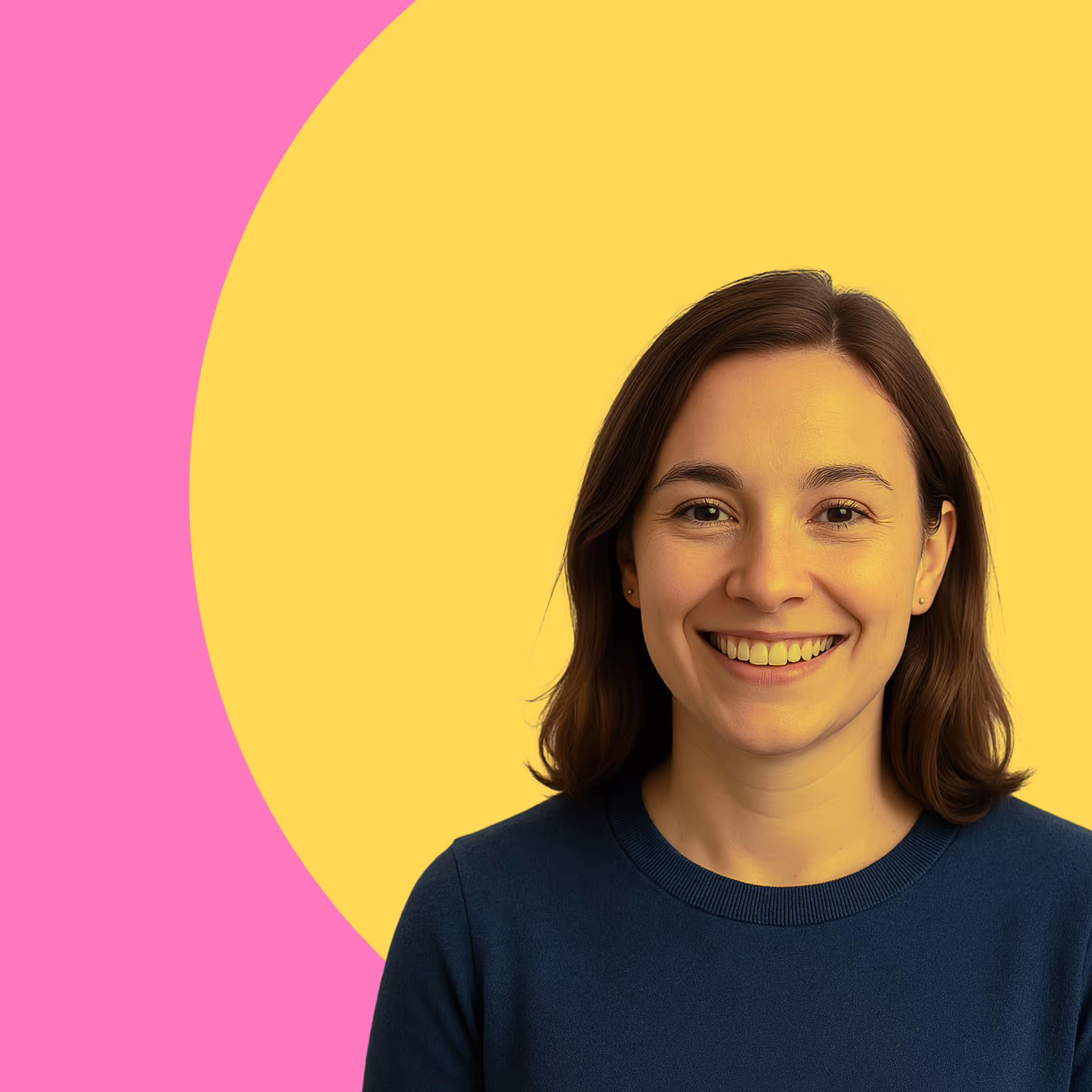 Junge Frau mit braunen schulterlangen Haaren und blauem Pullover lächelt vor einem gelben und pinken Hintergrund.